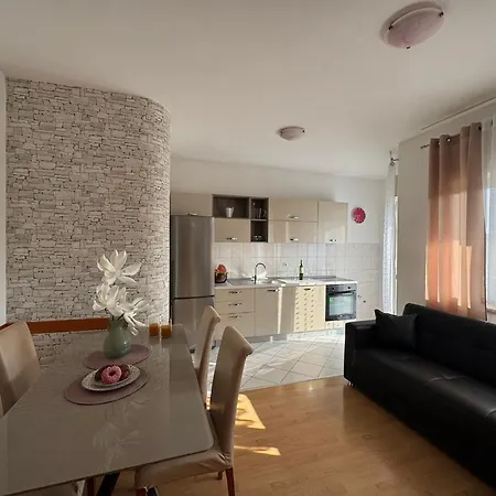 Apartment Dalmatino *