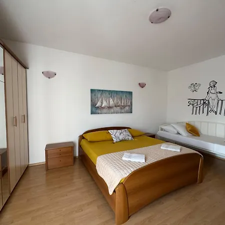 Dalmatino Apartment *