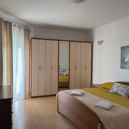 Apartment Dalmatino *